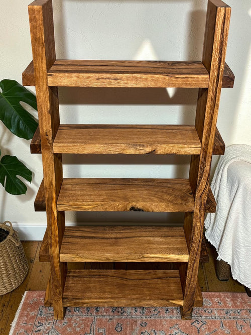 BRİNG THE TİMELESS BEAUTY AND STRENGTH OF THE NATURE İNTO YOUR HOME WİTH OUR HANDCRAFTED SOLİD OAK BOOKSHELF