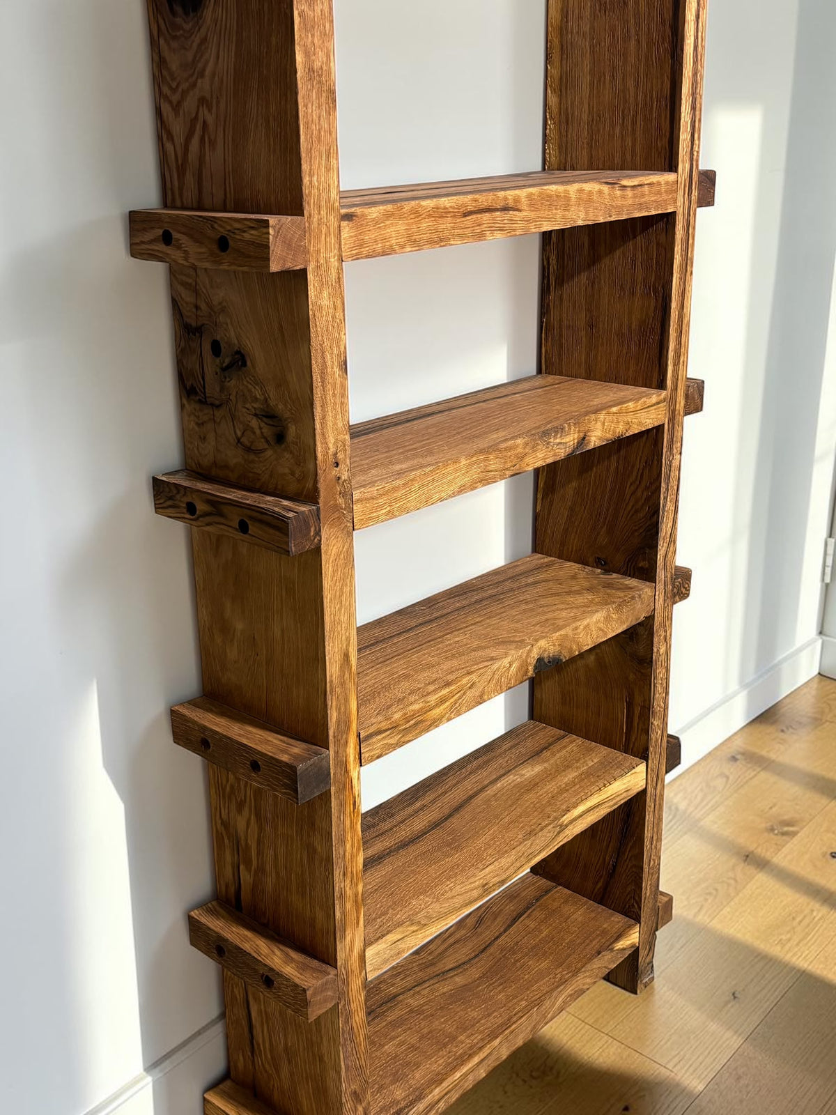BRİNG THE TİMELESS BEAUTY AND STRENGTH OF THE NATURE İNTO YOUR HOME WİTH OUR HANDCRAFTED SOLİD OAK BOOKSHELF