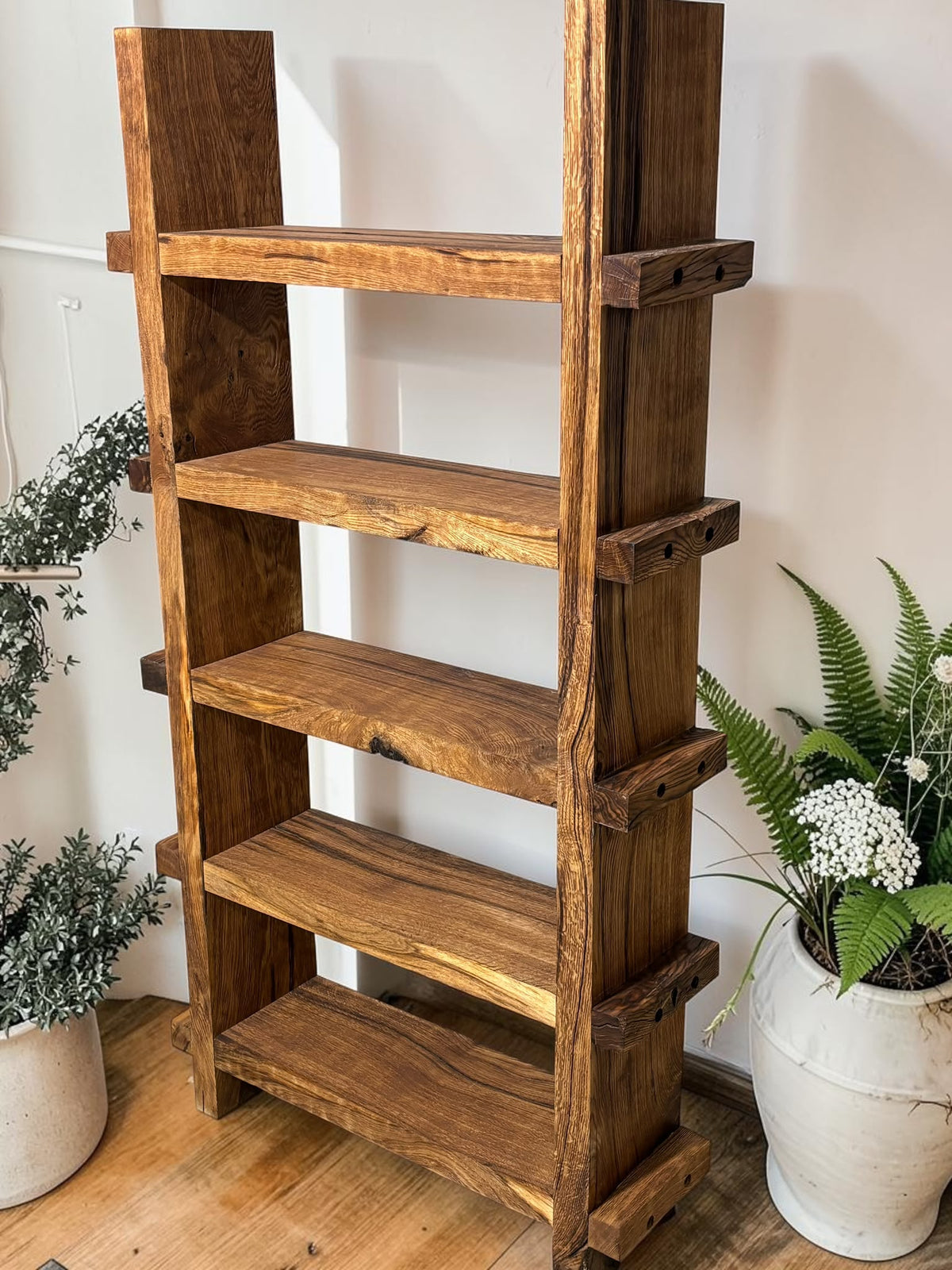 BRİNG THE TİMELESS BEAUTY AND STRENGTH OF THE NATURE İNTO YOUR HOME WİTH OUR HANDCRAFTED SOLİD OAK BOOKSHELF