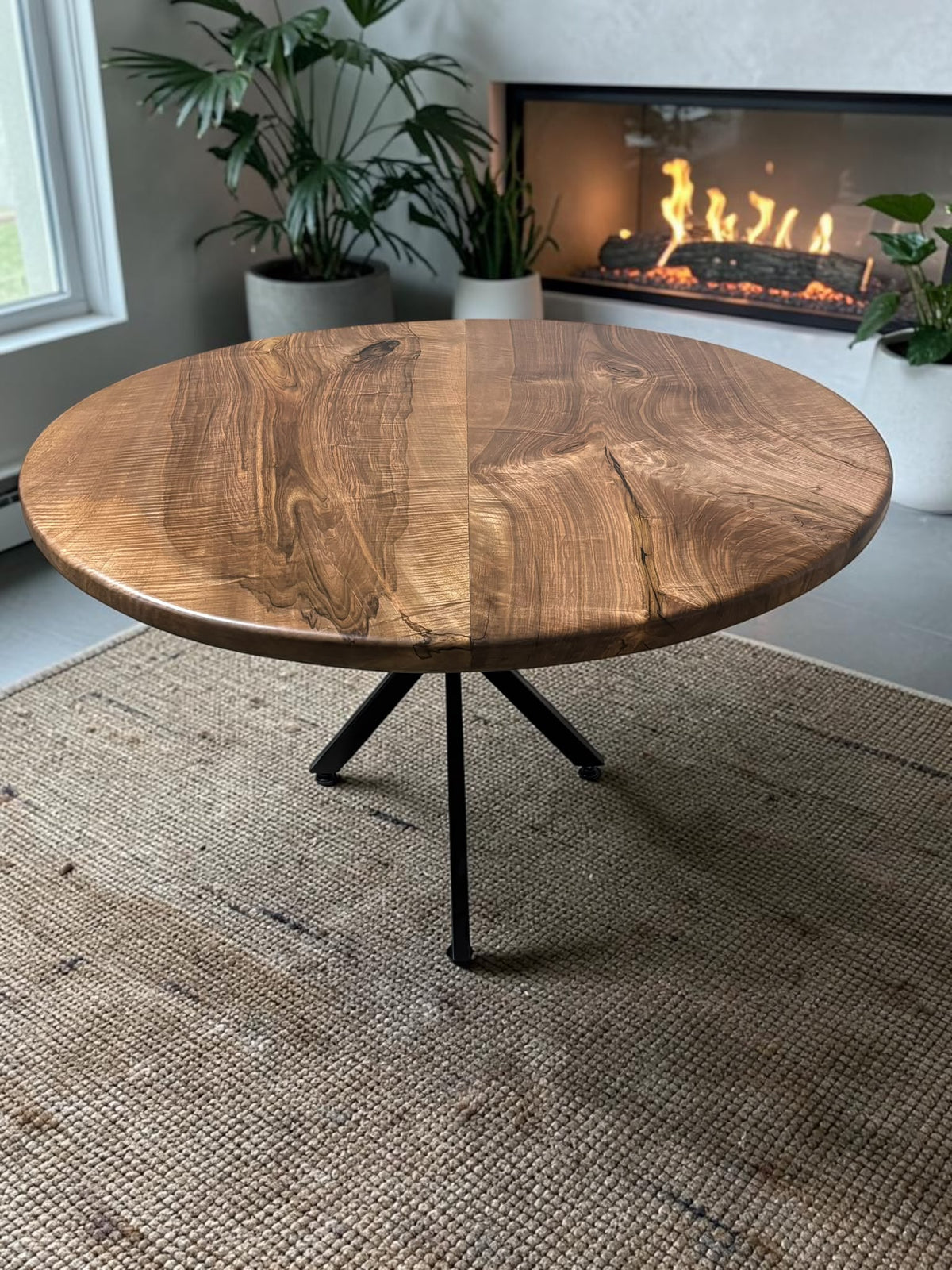 ELEVATE YOUR SPACE WİTH A SLEEK ROUND SOLİD WALNUT DINING TABLE